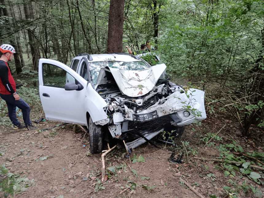 UPDATE - Harghita: Un autoturism în care erau cinci persoane a căzut într-o prăpastie, în Pasul Caşin/ O persoană a murit, o alta era încarcerată/ Patru victime, transportate la spital - FOTO, VIDEO