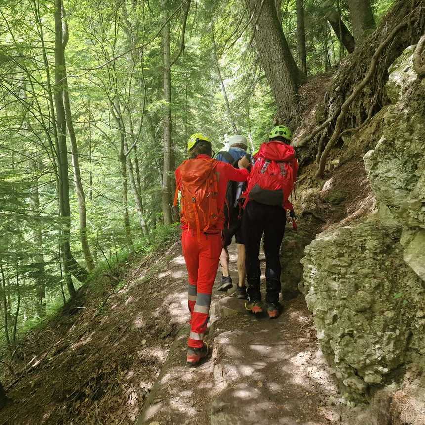 Salvamont Sibiu intervine în sprjinul unui grup de şapte adulţi şi doi copii care nu au lanterne şi echipament potrivit în Munţii Făgăraş