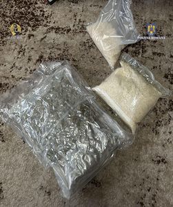 Peste 21 de kilograme de droguri, găsite de poliţişti şi procurorii DIICOT Târgu Mureş la un bărbat/ Suspectul, reţinut după ce a fost prins în flagrant delict când vindea un kilogram de cristal
