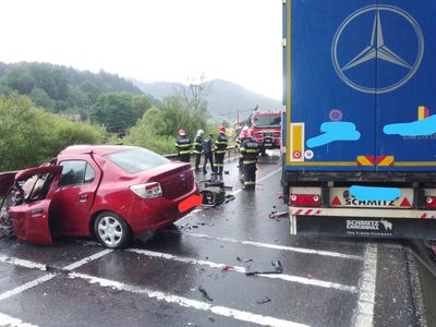 Mureş: Grav accident pe DN 15 / Două persoane au murit în urma impactului dintre un camion şi o maşină / Trafic blocat în zona localităţii Stânceni - FOTO
