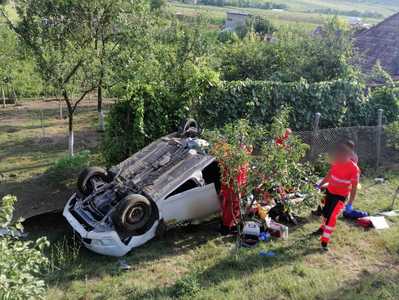 Coliziune între două maşini şi un TIR, pe DN 16, în judeţul Cluj / Un bărbat a murit, altul fiind transportat la spital / Trafic alternativ - FOTO

