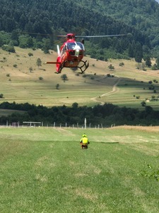 Trei francezi care au urcat pentru prima dată pe un traseu montan din România, ajutaţi de salvamontişti / S-au dus pe creasta principală din Piatra Craiului fără echipament şi fără apă / Au fost luaţi cu elicopterul

