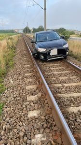 UPDATE - CFR SA - Trafic feroviar oprit între Hărman şi Prejmer, după ce un autoturism a derapat şi s-a oprit pe calea ferată. Două trenuri de călători sunt oprite în staţii / Circulaţia a fost reluată după mai puţin de o oră - FOTO