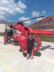 Sibiu: Bărbat prins sub dărâmături, când lucra la un zid în gospodăria sa/ El este transportat la spital cu un elicopter SMURD