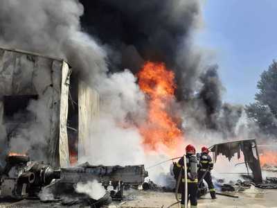 Vâlcea: Incendiu violent la o fabrică de mase plastice / Trei persoane, între care un pompier, primesc îngrijiri medicale - FOTO

