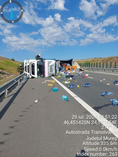 TIR răsturnat pe autostrada A 3, în judeţul Mureş. Traficul rutier între Luduş şi Târgu Mureş este blocat - FOTO
