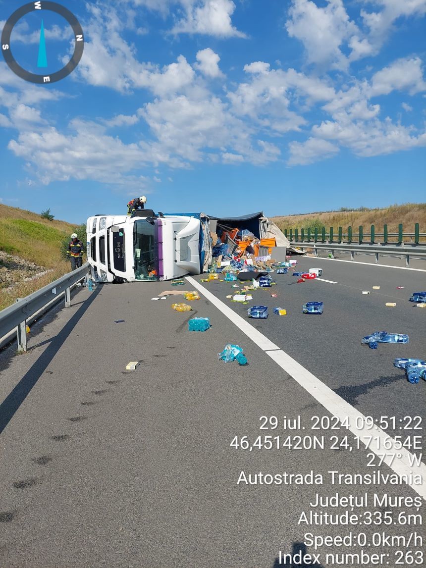 TIR răsturnat pe autostrada A 3, în judeţul Mureş. Traficul rutier între Luduş şi Târgu Mureş este blocat - FOTO
