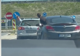 Amenzi de mii de lei pentru doi tineri, în urma unei altercaţii în trafic, la intrarea în Suceava / Şoferii au condus haotic, în timp ce doi pasageri, ieşiţi pe geamurile maşinilor, se certau - VIDEO