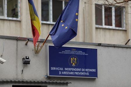 Un adolescent de 16 ani, încercerat în Arestul Central al Capitalei pentru vătămare corporală, a încercat să se sinucidă / Poliţiştii l-au găsit cu un laţ confecţionat din cearceaf în jurul gâtului

