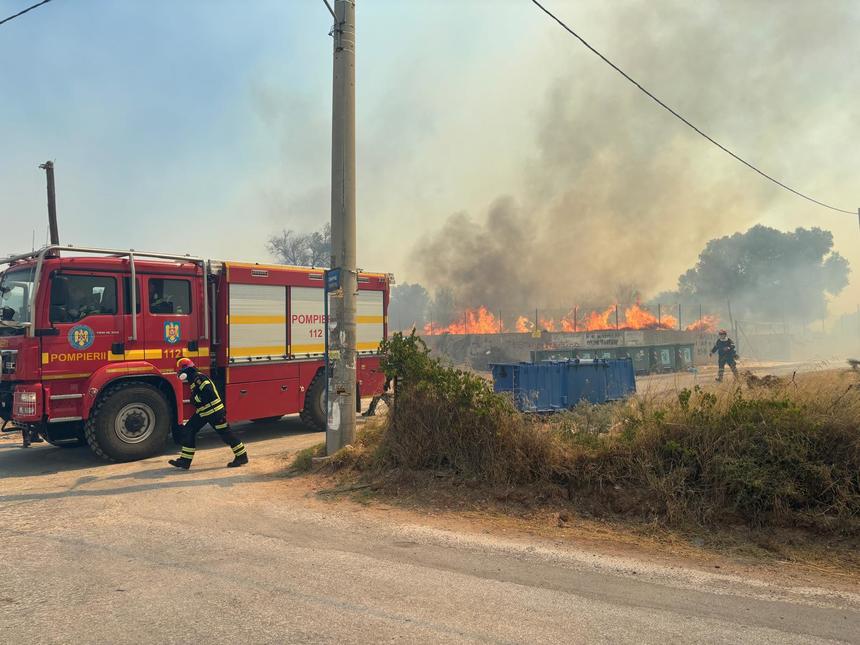 Pompierii români intervin deja în Grecia, unde riscul de incendiu este foarte mare / Folosesc întreaga dotare pe care au dus-o în misiune - FOTO