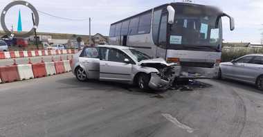 UPDATE - Autocar cu 39 de elevi şi 4 cadre didactice, implicat în accident rutier la intrarea în Turda / O fată de 15 ani şi o femeie de 60 de ani, transportate la spital / Cum s-a produs accidentul 
