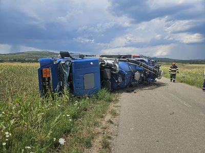 Prahova: Cisternă încărcată cu 10 tone de petrol, răsturnată. Nu sunt scurgeri pe carosabil - FOTO
