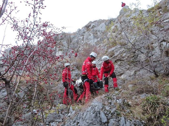 Salvamontiştii, acţiune de recuperare a unei persoane blocate într-un traseu de alpinism, în Cheile Sohodolului din munţii Vâlcan