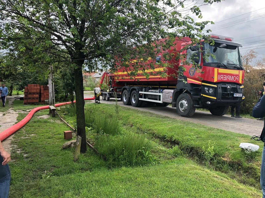 UPDATE - Autocamion cu gaz lichefiat, răsturnat pe un drum din Arad / Traficul rutier a fost deviat / Sunt scurgeri de lichid din cisternă - FOTO, VIDEO
