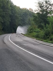 Cisterna cu gaz lichefiat răsturnată în Arad, repusă pe roţi/ Traficul rutier pe DN 7 a fost reluat