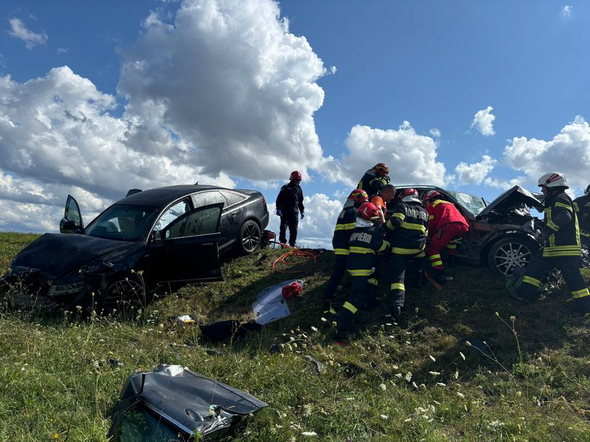 Braşov: Trei persoane, la spital după ce două autoturisme s-au ciocnit frontal pe DN 1, în apropiere de Făgăraş - FOTO