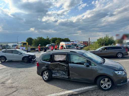 UPDATE - Accident în care au fost implicate 12 persoane, între care şase copii, în judeţul Suceava/ A fost activat Planul Roşu de Intervenţie/ Nouă persoane, transportate la spital - FOTO, VIDEO