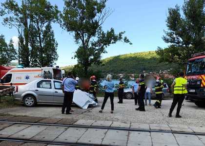 Mehedinţi: Bărbat rănit, după ce maşina în care se afla a fost lovită de un tren, în Gara Orşova