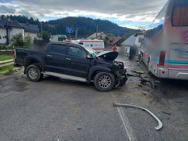 Coliziune între un autocar şi un autoturism, în judeţul Iaşi / Patru persoane, între care un minor, transportate la spital

