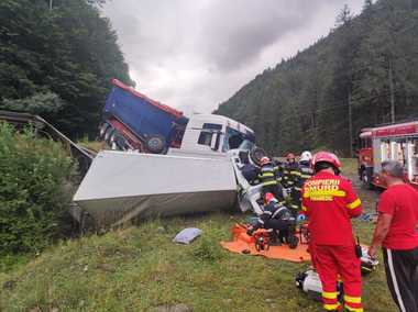 UPDATE - Bistriţa-Năsăud: Două camioane şi o autoutilitară, implicate într-un accident pe DN 17/ Un bărbat a murit, iar alţi doi au avut răni uşoare/ Precizările Poliţiei - FOTO, VIDEO
