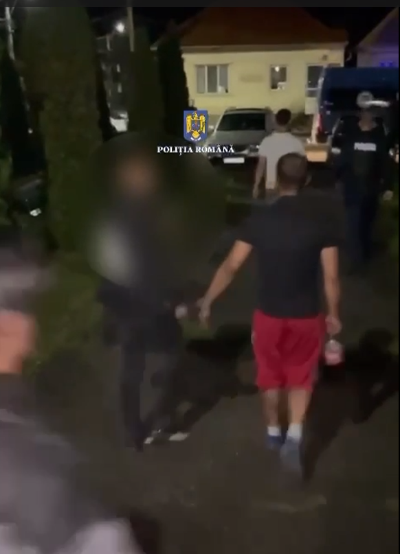 Cluj: Trei persoane arestate preventiv şi două sub control judiciar după ce ar fi oprit în trafic, prin violenţă, o maşină în care se afla un băiat/ Femeia l-ar fi constrâns să aibă relaţii sexuale cu o fată, pentru a crea materiale pornografice