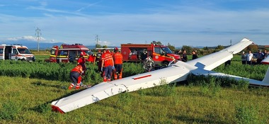 UPDATE - Planor aterizat forţat în judeţul Hunedoara, pe un lan de lucernă / Pilotul, în vârstă de 21 de ani, a fost rănit - FOTO / VIDEO
