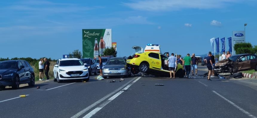 Accident cu trei maşini la ieşirea din Buzău spre Ploieşti. O persoană este rănită grav - FOTO