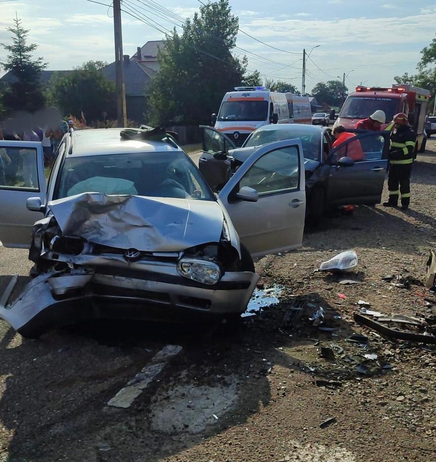 Doi copii şi trei adulţi, transportaţi la spital în urma unui accident rutier produs în judeţul Suceava - FOTO