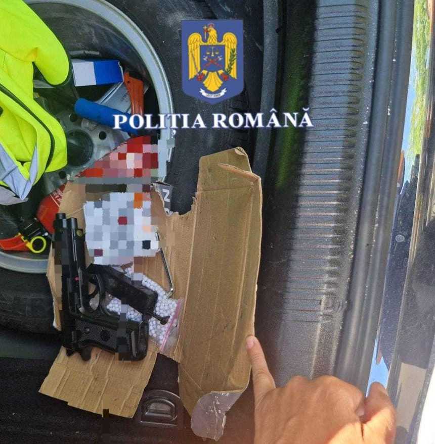 Anchetă a poliţiştilor, după focuri de armă, la Vama Veche/ Geamul uşii unui garaj a fost astfel spart/ Pistolul, neletal, dar supus autorizării, găsit într-o maşină 