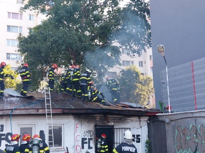 UPDATE - Incendiu la o clădire din apropierea Spitalului Clinic de Urgenţă Bucureşti / Unitatea medicală nu a fost afectată / Echipajele au verificat şi interiorul unităţii spitaliceşti, pompierii folosind inclusiv sisteme de detecţie cu termoviziune
