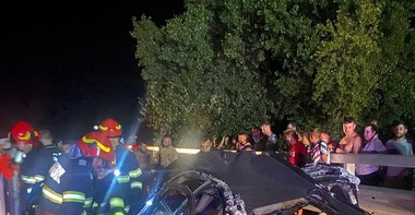 Hunedoara: Cinci morţi şi un rănit grav, într-un accident rutier produs în apropiere de Geoagiu / O maşină a intrat într-un cap de pod, iar toţi ocupanţii acesteia au murit / Un biciclist de 15 ani a fost rănit

