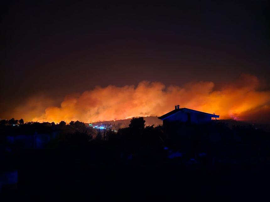 IGSU - Acţiunile pompierilor români din Grecia au continuat şi pe timpul nopţii. Focarele, care se întind pe mai mulţi kilometri pătraţi, s-au apropiat de zonele rezidenţiale, iar în unele situaţii incendiile au cuprins şi locuinţe - FOTO, VIDEO