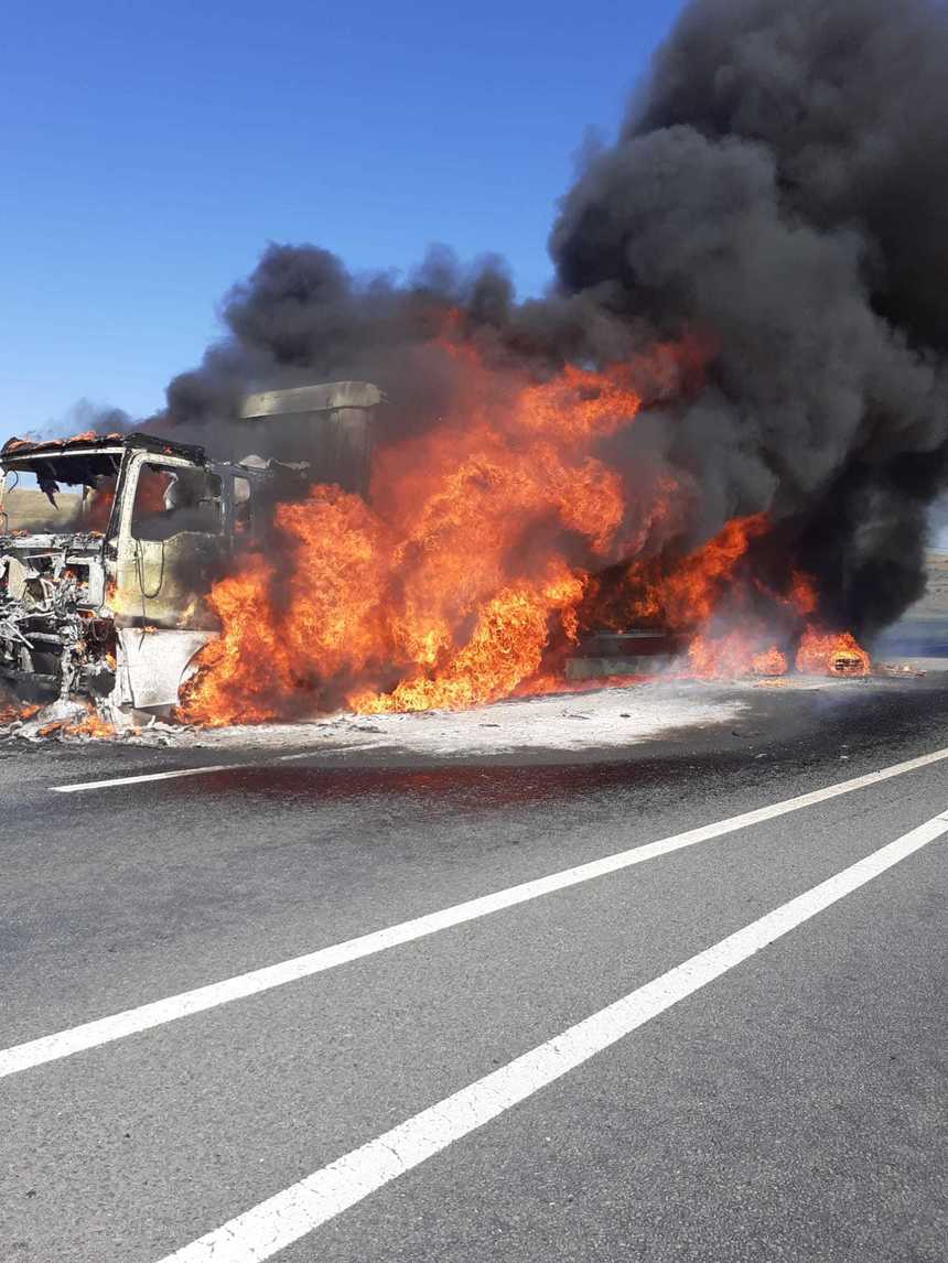 Camion cuprins de flăcări pe DN 1, în judeţul Cluj / Pompierii intervin cu mai multe autospeciale / Nu sunt persoane care să solicite consult medical – FOTO / VIDEO