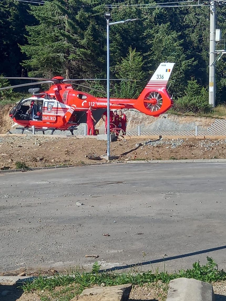 UPDATE - ATV răsturnat într-o râpă adâncă de o sută de metri, în Păltiniş/ Un bărbat a reuşit să sară de pe vehicul înainte de cădere/ Un cetăţean străin, de 20 de ani, a căzut, fiind scos inconştient de către Salvamont/ ATV-ul a luat foc/ Tânărul a murit