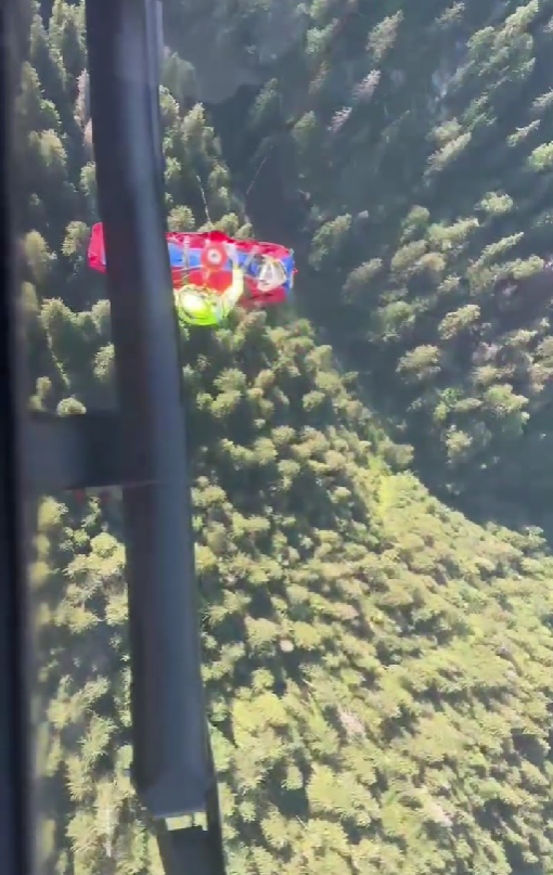 Prahova: Turistă care a căzut pe un traseu montan, recuperată cu ajutorul unui elicopter. Un salvamontist a coborât cu troliul şi a preluat-o - VIDEO