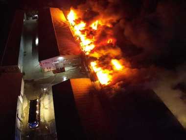 UPDATE - Incendiu puternic la un depozit din Afumaţi/ Numărul echipajelor, suplimentat; pompierii intervin cu 18 autospeciale de stingere/ Nu sunt victime/ Hala, parţial prăbuşită - FOTO