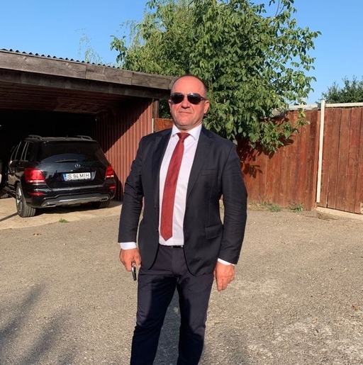 UPDATE - Bărbat acuzat că a luat cu forţa o persoană şi a dus-o la o fermă din judeţul Iaşi unde a sechestrat-o şi a obligat-o să muncească, cercetat de poliţişti/ Între 2015-2020 ar fi ţinut un alt bărbat la fermă/ Suspectul, un fost primar, reţinut