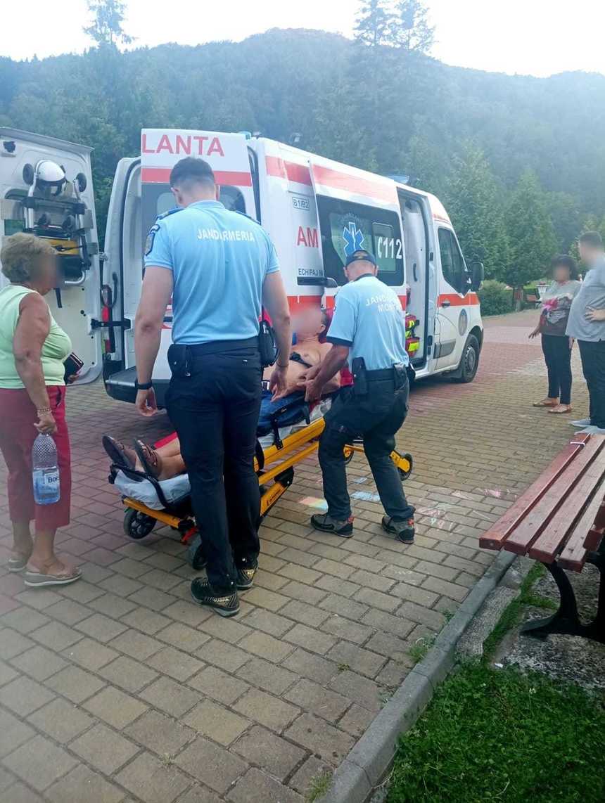 Turist înţepat de albine la Slănic Moldova, salvat de jandarmi / Bărbatul a făcut o reacţie alergică

