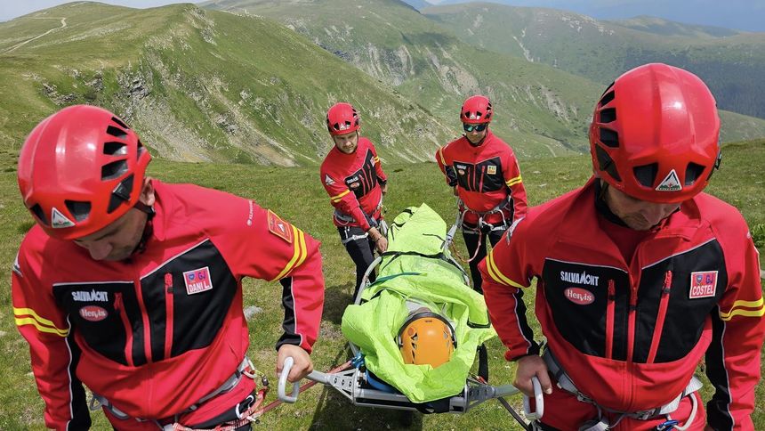 Persoană lovită de fulger în Masivul Căpăţânii, recuperată de salvamontişti din Gorj şi Vâlcea