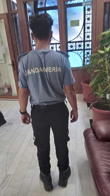 Tânăr care purta, fără drept, îmbrăcăminte cu însemnele Jandarmeriei şi avea o armă, prins de jandarmi la Focşani