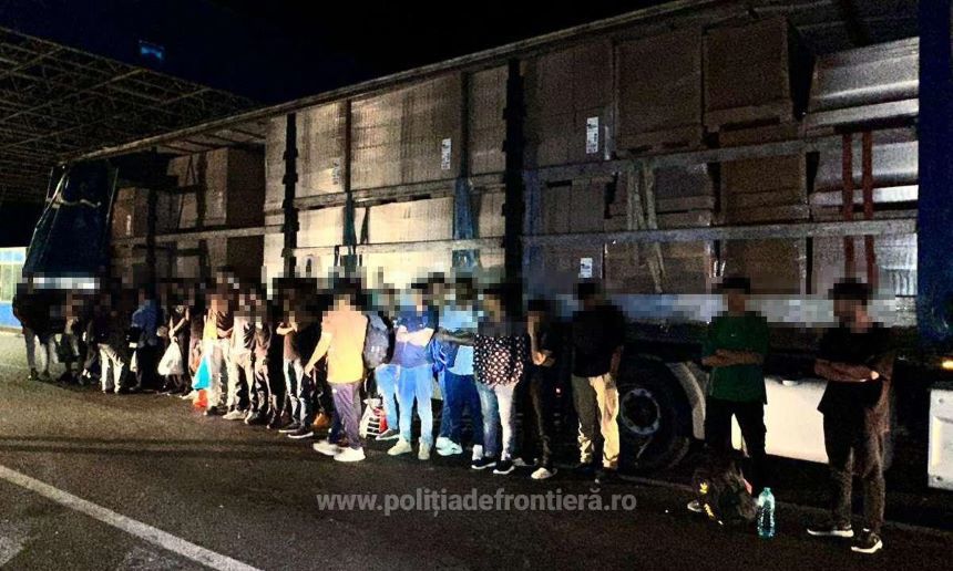 Arad: 32 de migranţi, găsiţi de poliţiştii de frontieră ascunşi într-un TIR care transporta mobilă - FOTO
