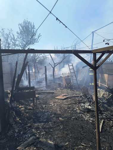Incendiu de proporţii într-o gospodărie din judeţul Galaţi / Focul s-a extins şi la a doua proprietate / Mai multe butelii au explodat - FOTO