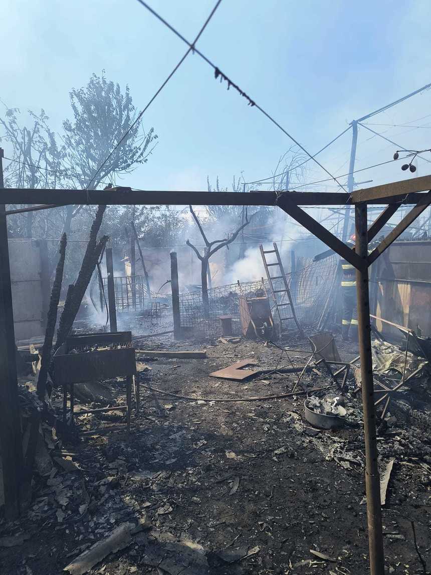 Incendiu de proporţii într-o gospodărie din judeţul Galaţi / Focul s-a extins şi la a doua proprietate / Mai multe butelii au explodat - FOTO