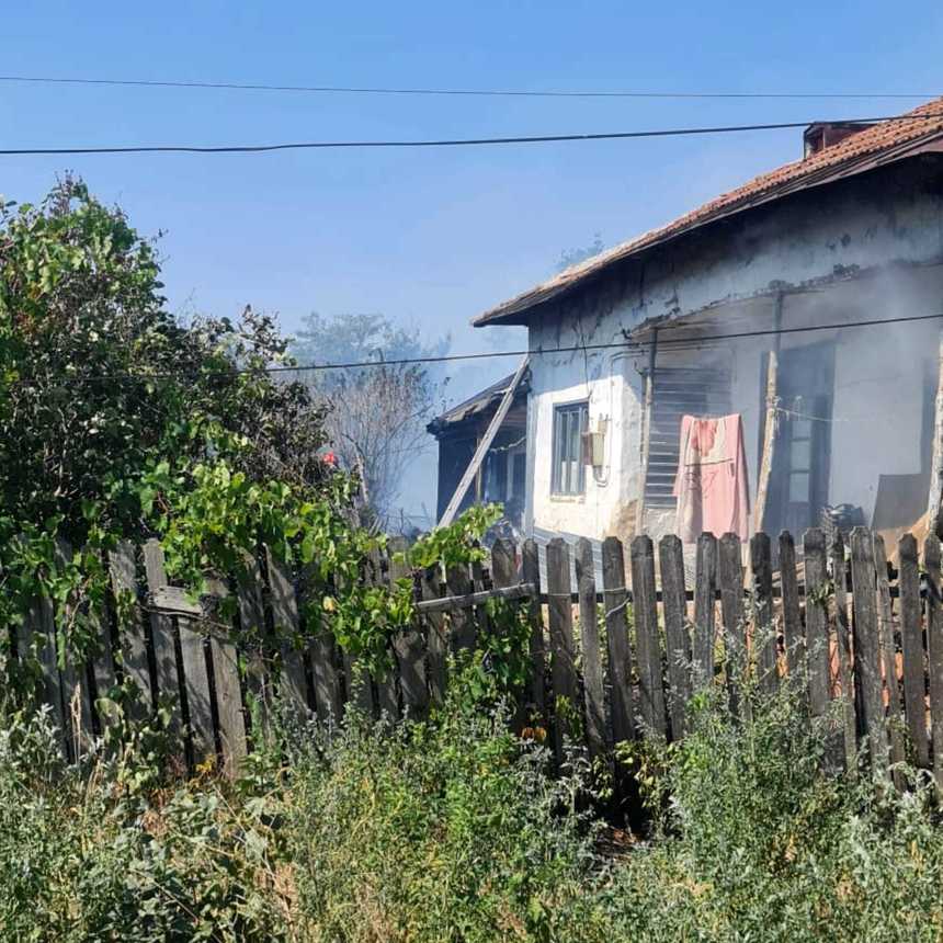 Giurgiu: Un incendiu de vegetaţie uscată a afectat două gospodării. O femeie de 91 de ani, evacuată de pompieri dintr-o locuinţă