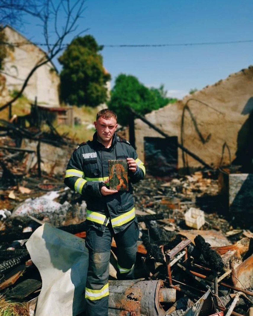 Bistriţa-Năsăud: Icoană a Maicii Domnului, găsită aproape intactă într-o casă distrusă de un incendiu