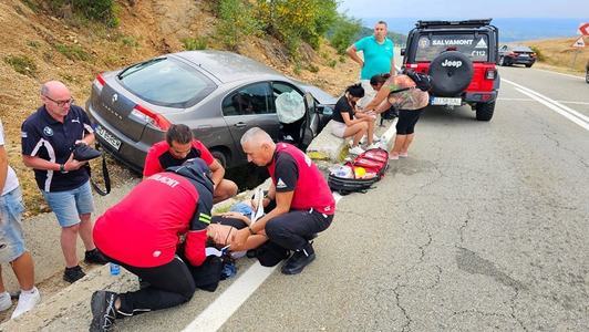 Accident cu trei răniţi, pe Transalpina. Un autoturism a derapat într-o curbă şi s-a izbit de un podeţ