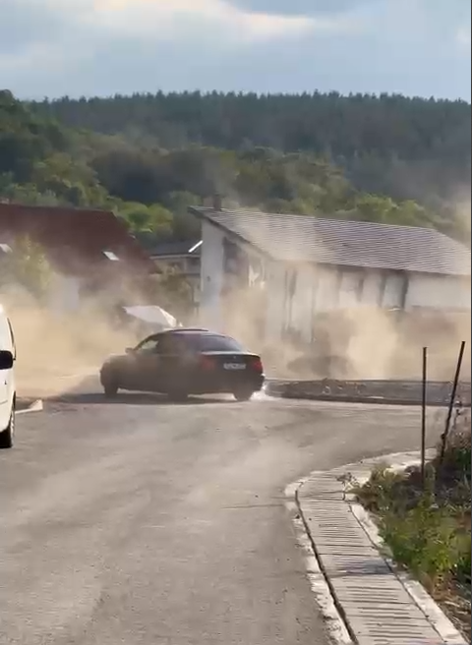 Cluj: Amendă de 660 de lei şi permisul suspendat pentru 30 de zile pentru un şofer filmat în timp ce face drifturi într-un sens giratoriu - VIDEO