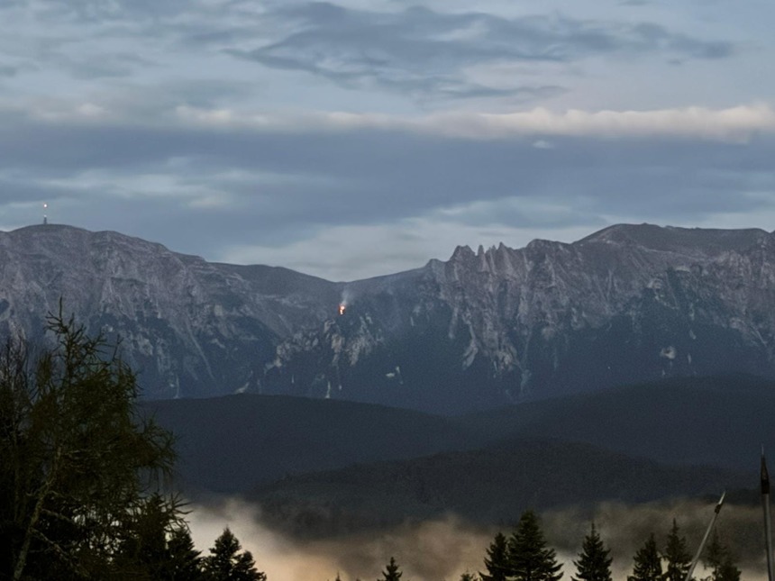 UPDATE - Incendii de vegetaţie în Bucegi, în urma unei furtuni cu trăsnete. Salvamontiştii recomandă turiştilor să evite anumite zone unde urmează să intervină un elicopter folosit la stingerea incendiilor - VIDEO