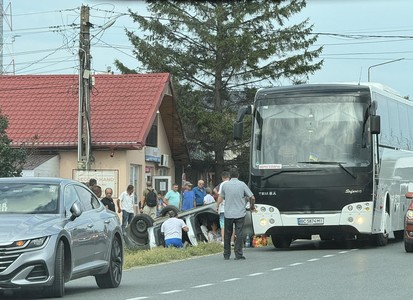 UPDATE - Bacău: Un autocar în care se aflau 48 de persoane şi un autoturism, implicate într-un accident rutier. Două persoane din autoturism sunt rănite/ Precizările IPJ