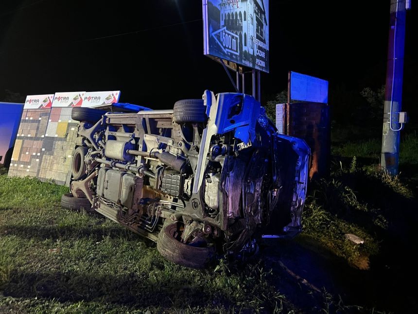 UPDATE - Accident grav în apropiere de Buzău - 12 persoane,  inclusiv 5 copii, au fost rănite după ce două autoturisme s-au ciocnit şi s-au răsturnat / Care este starea victimelor - FOTO